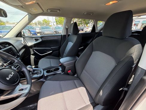 Used 2025 Kia Soul LX w/ LX Technology Package FWD image 37