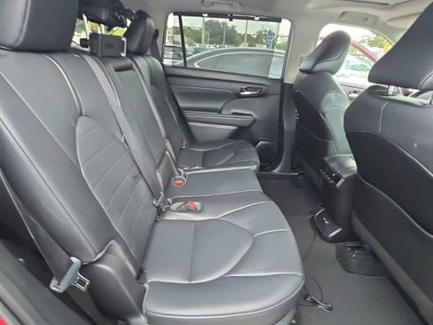 Used 2021 Toyota Highlander XLE FWD image 7