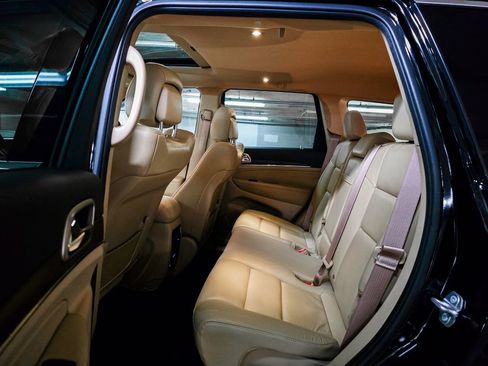 Used 2017 Jeep Grand Cherokee Limited w/ Trailer Tow Group IV image 24