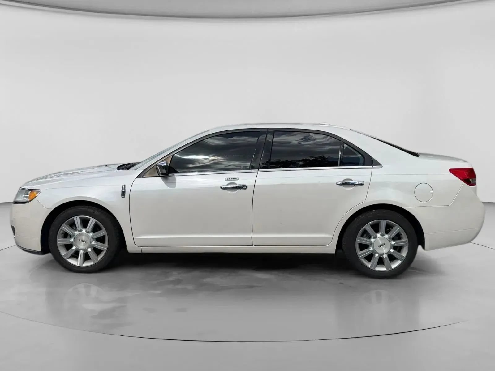 Used 2012 Lincoln MKZ FWD image 2