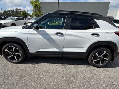 Used 2023 Chevrolet TrailBlazer RS w/ Sun and Liftgate Package FWD image 11