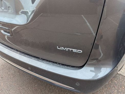 Used 2018 Chrysler Pacifica Limited w/ Tire & Wheel Group FWD image 4