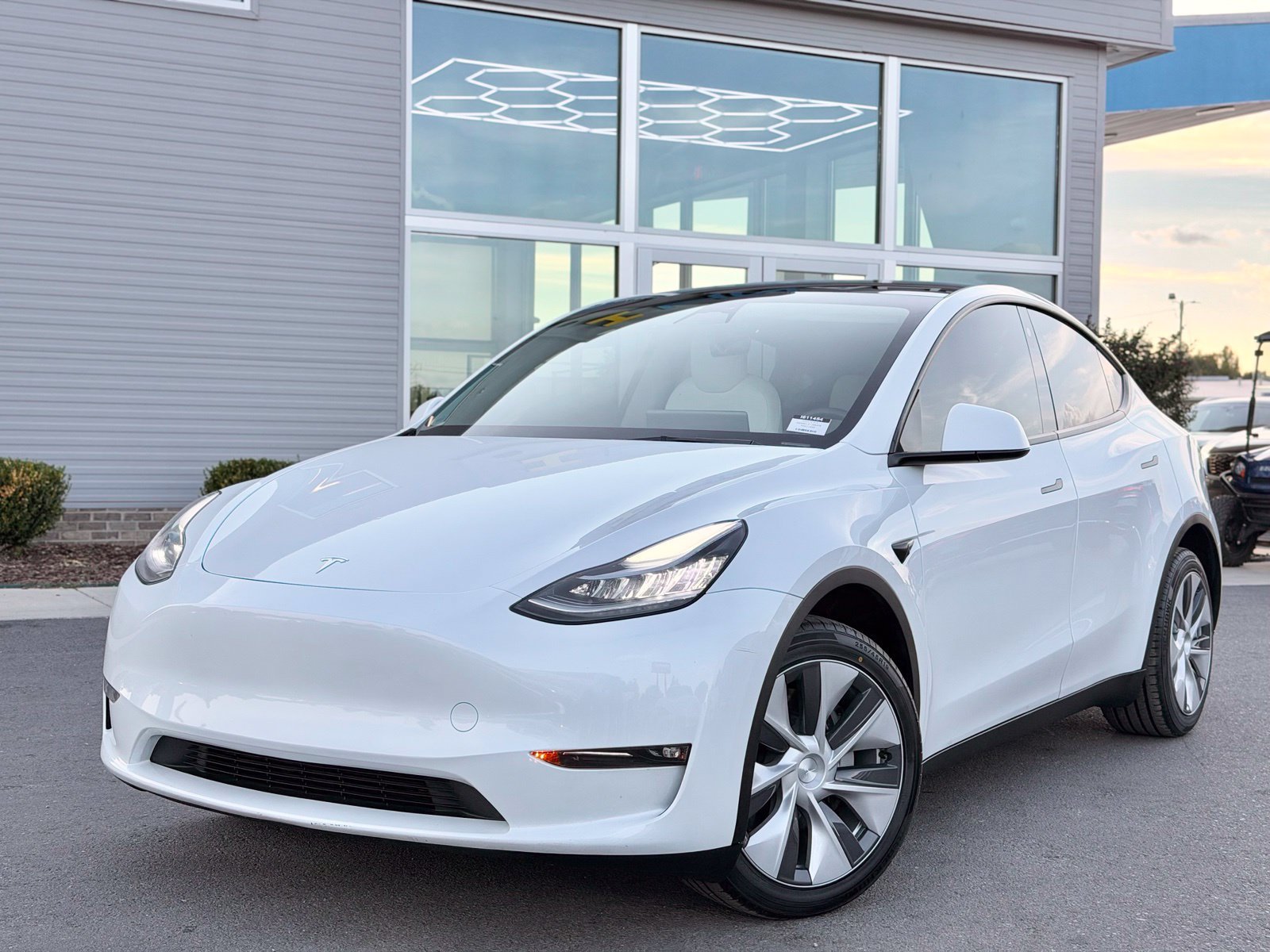 Used 2023 Tesla Model Y Long Range AWD/4WD image 3