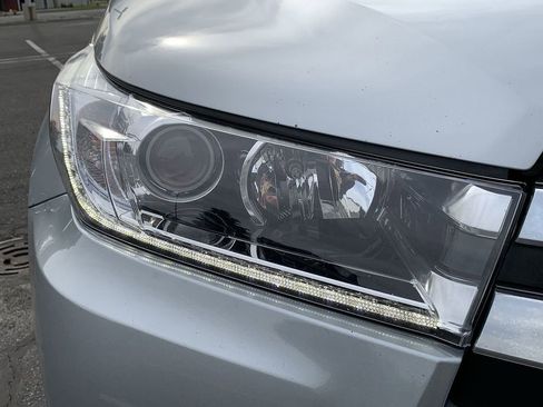 Used 2017 Toyota Highlander SE image 9