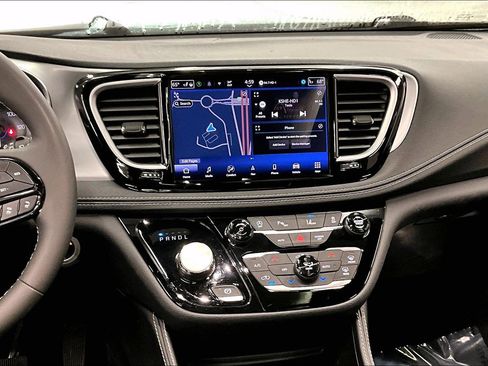 Used 2025 Chrysler Pacifica Limited FWD image 7