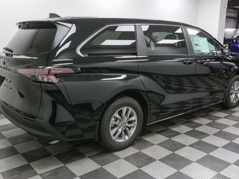 New 2026 Toyota Sienna LE AWD/4WD image 8