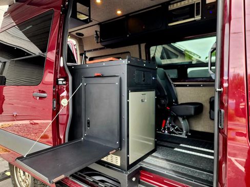 Used 2024 Mercedes-Benz Sprinter 2500 image 19