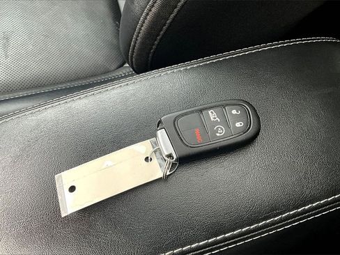 Used 2022 Jeep Cherokee Limited image 35