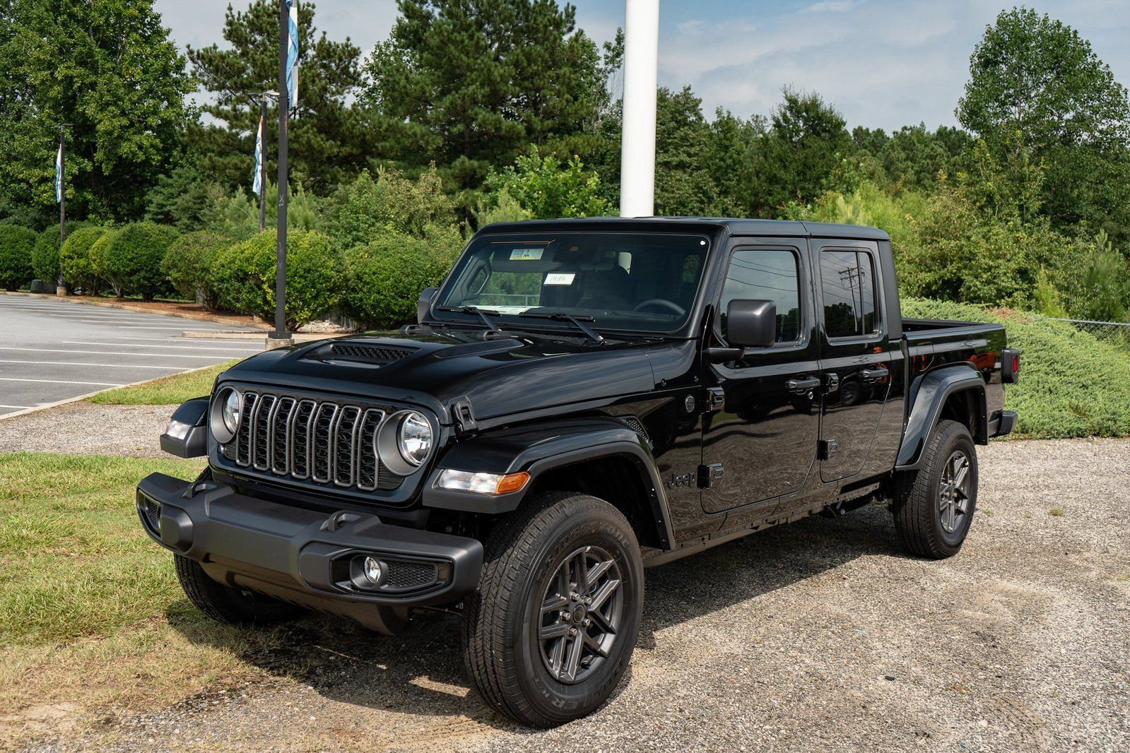 Used 2025 Jeep Gladiator Sport AWD/4WD image 3
