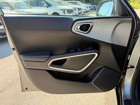Used 2023 Kia Soul LX w/ Option Group 015 FWD image 5