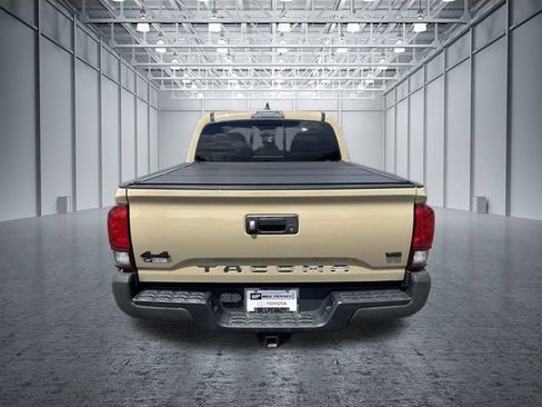 Used 2020 Toyota Tacoma SR5 AWD/4WD image 4