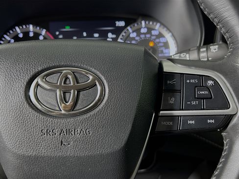 Used 2024 Toyota Highlander LE image 20