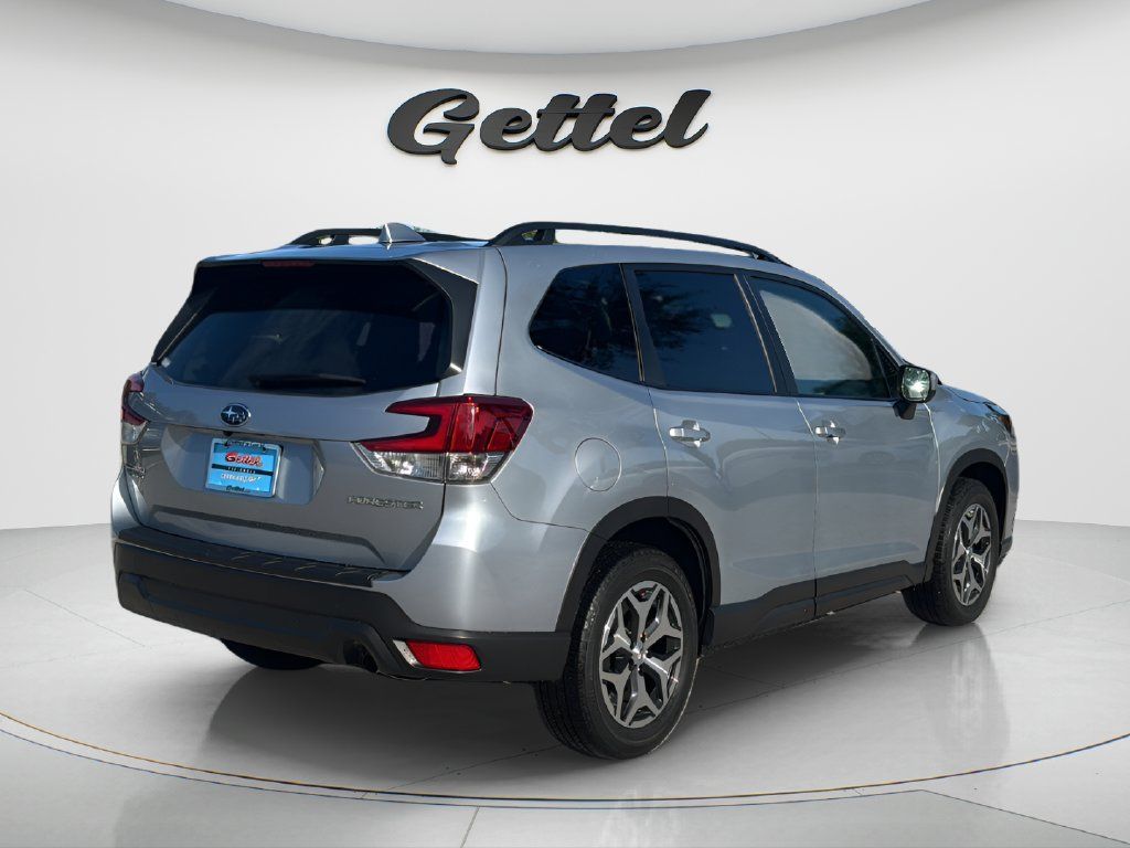 Used 2023 Subaru Forester Premium AWD/4WD image 5