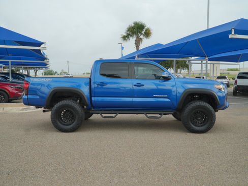 Used 2018 Toyota Tacoma TRD Off-Road AWD/4WD image 4