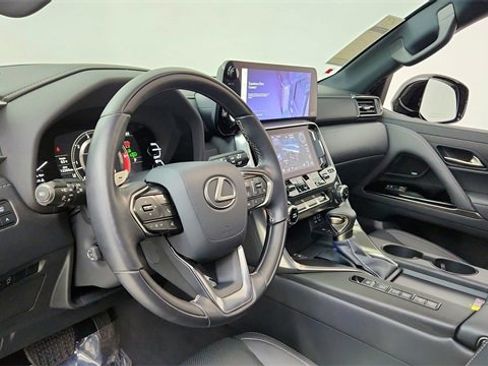 Used 2024 Lexus LX 600 4WD w/ Luxury Package image 18