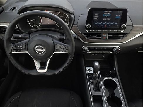 Used 2024 Nissan Altima 2.5 SV image 10