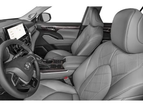 Used 2025 Toyota Highlander Platinum image 10