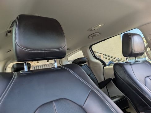 Used 2024 Chrysler Pacifica Touring-L FWD image 3