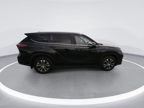 Used 2023 Toyota Highlander XLE AWD/4WD image 9