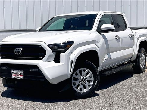 Used 2024 Toyota Tacoma SR5 AWD/4WD image 2