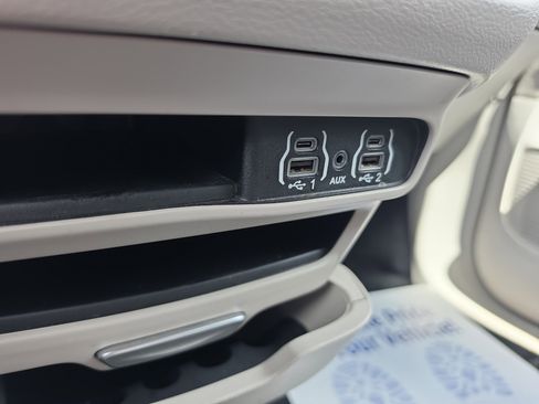 Used 2024 Chrysler Pacifica Touring-L FWD image 32