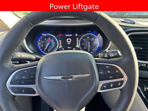 Used 2024 Chrysler Pacifica Touring-L FWD image 6