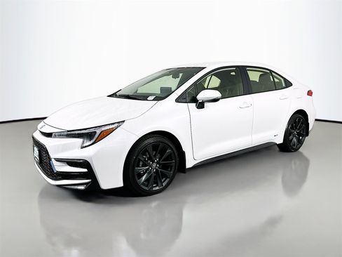 Used 2026 Toyota Corolla SE image 3
