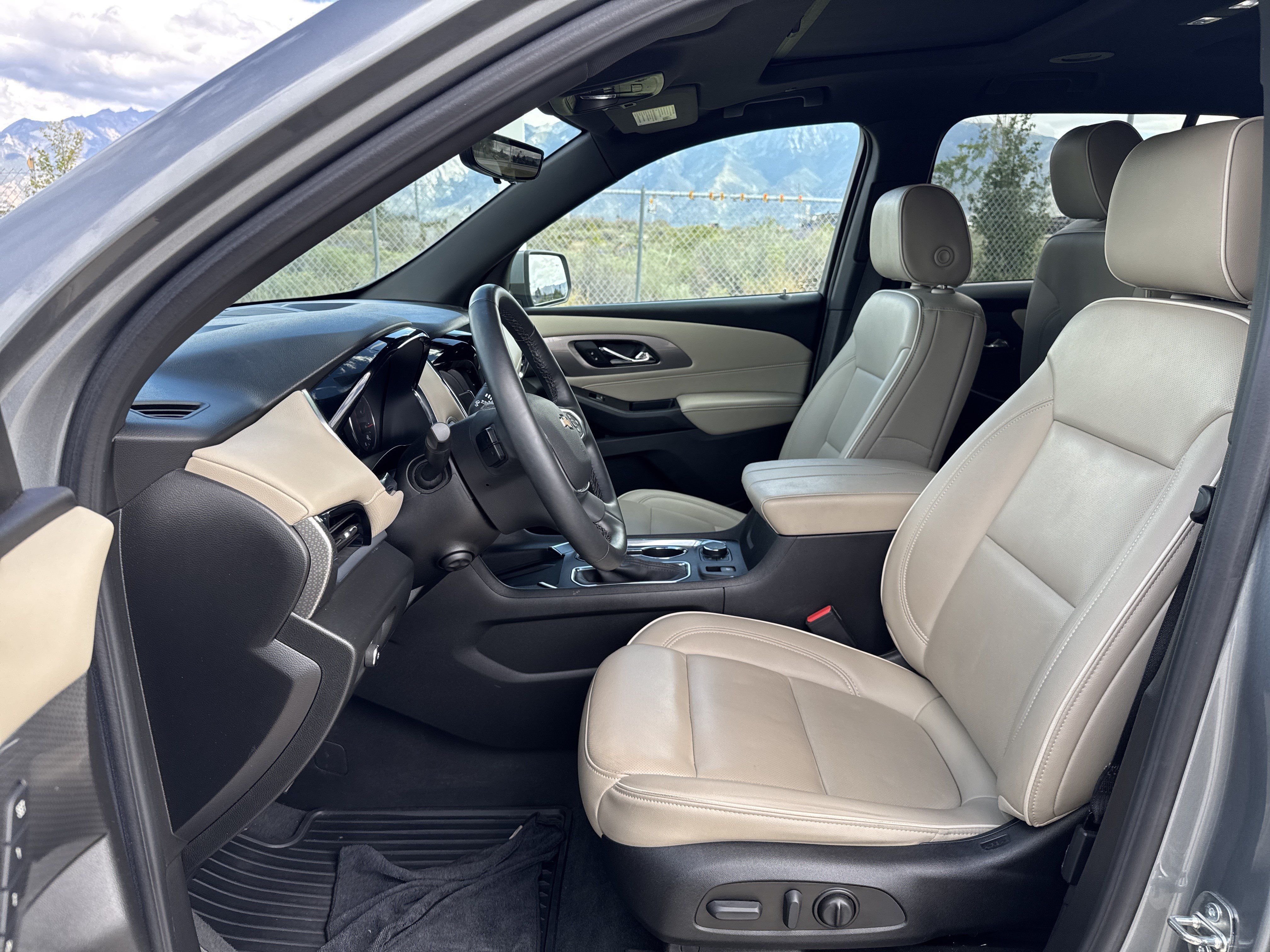 Used 2023 Chevrolet Traverse Premier AWD/4WD image 22