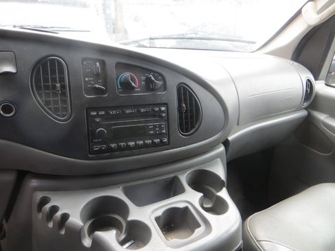 Used 2006 Ford E-350 and Econoline 350 XL image 11