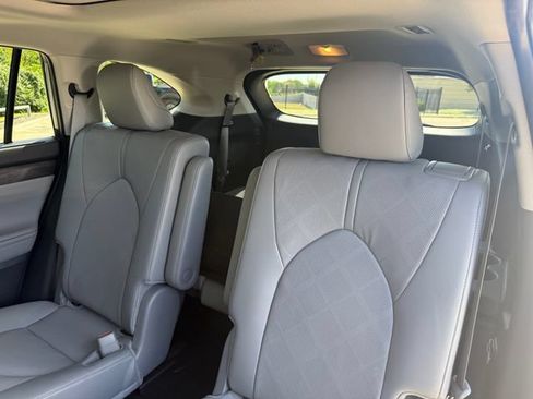 Used 2024 Toyota Highlander Platinum FWD image 33