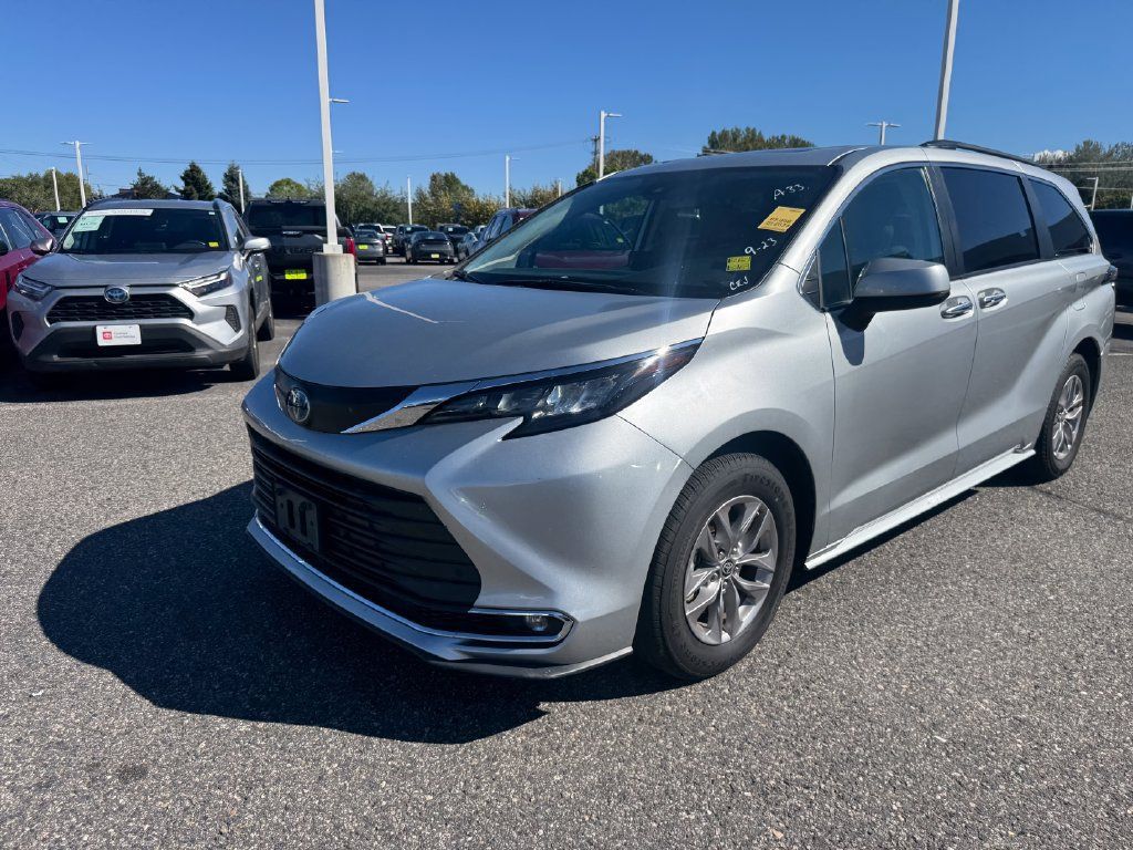 Used 2024 Toyota Sienna XLE FWD image 2