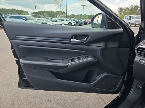 Used 2025 Nissan Altima 2.5 SV image 30