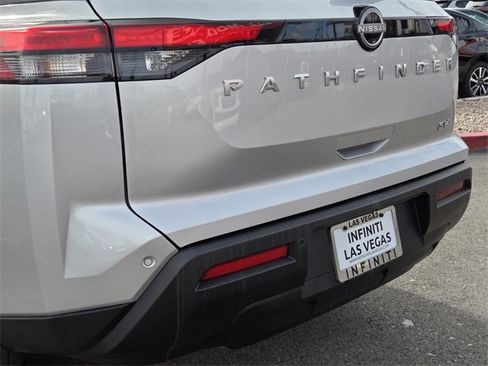 Used 2024 Nissan Pathfinder SV image 9