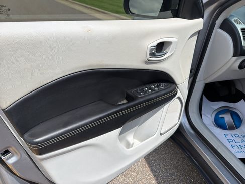 Used 2018 Jeep Compass Latitude FWD image 17
