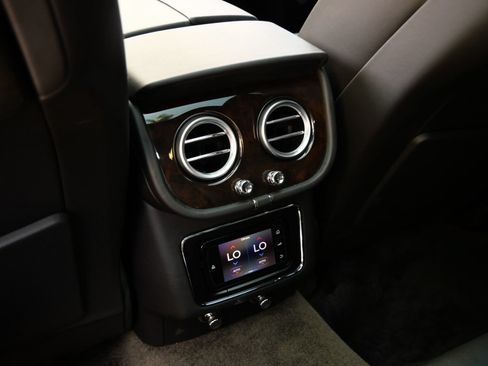 Used 2017 Bentley Bentayga AWD/4WD image 29