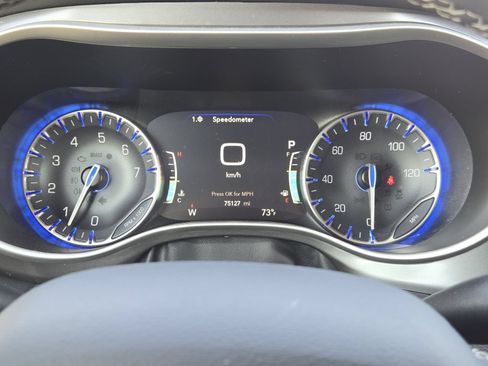 Used 2023 Chrysler Pacifica Touring-L FWD image 19