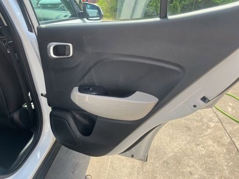 Used 2022 Hyundai Venue SEL FWD image 16