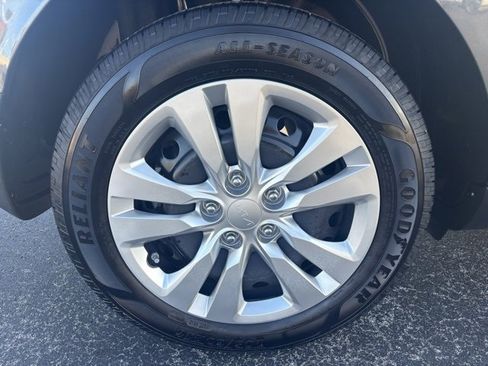 Used 2022 Kia Soul LX image 7