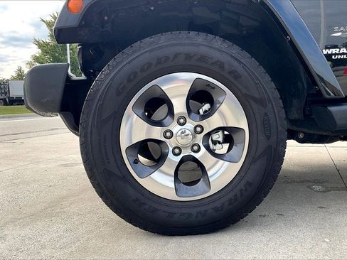 Used 2017 Jeep Wrangler Unlimited Sahara image 10