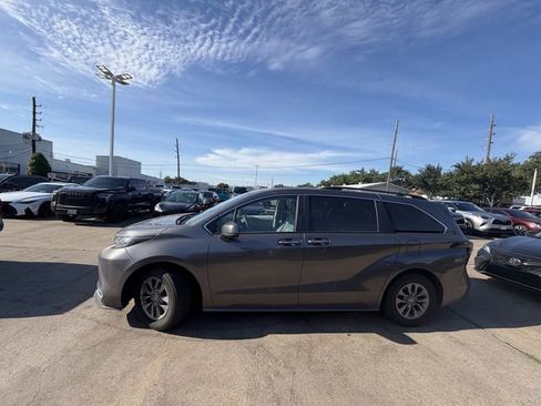 Used 2023 Toyota Sienna XLE FWD image 8