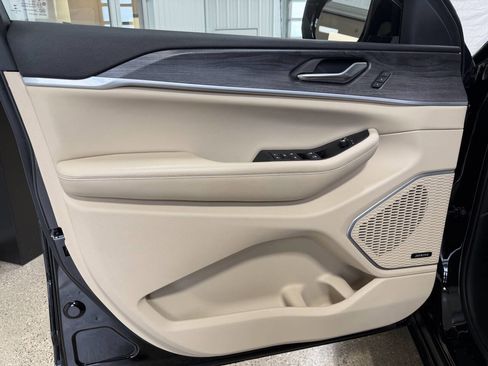 Used 2022 Jeep Grand Cherokee Limited 4xe image 25