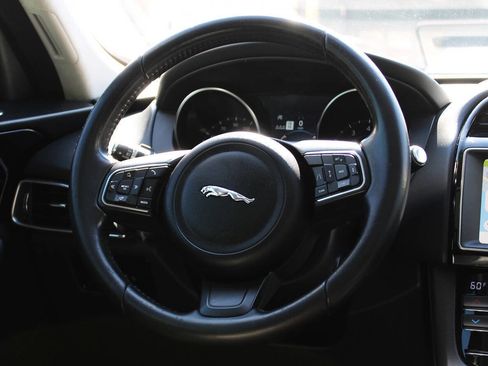 Used 2019 Jaguar F-PACE Premium AWD/4WD image 18