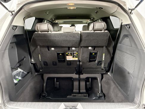 Used 2025 Toyota Sienna LE image 37
