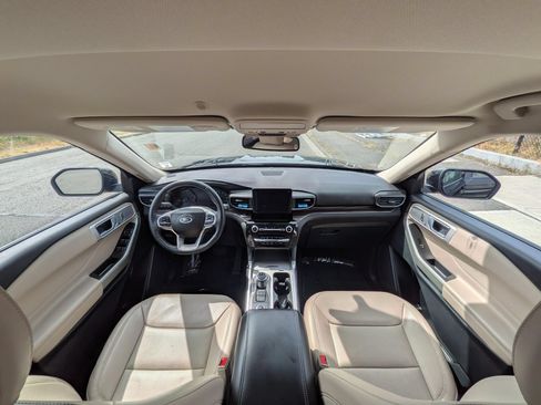 Used 2023 Ford Explorer Limited AWD/4WD image 10