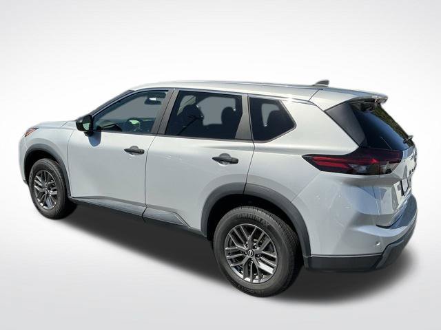 Used 2024 Nissan Rogue S AWD/4WD image 3