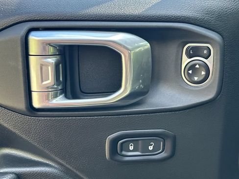 Used 2025 Jeep Wrangler Sport AWD/4WD image 18