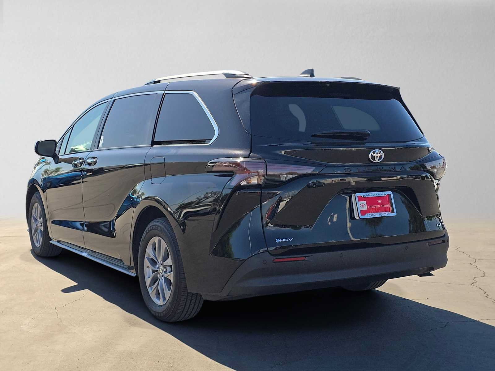 Certified 2026 Toyota Sienna XLE FWD image 5