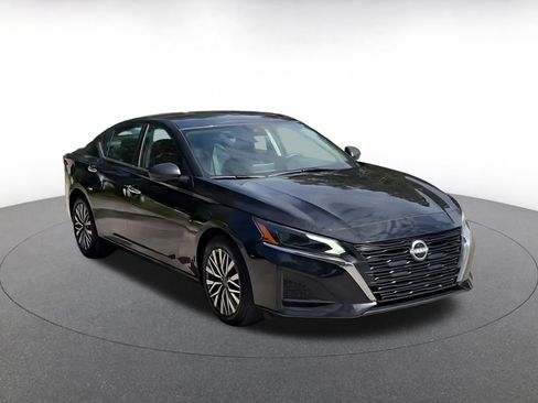 Used 2025 Nissan Altima 2.5 SV FWD image 3