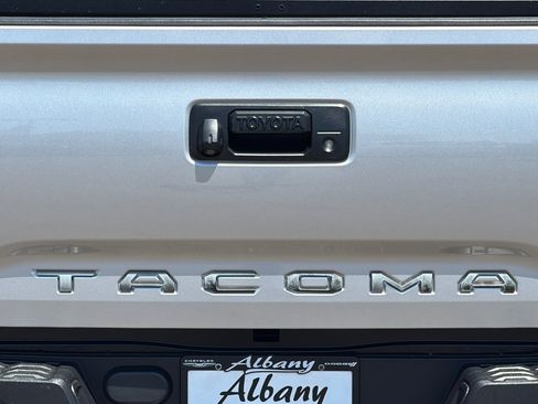 Used 2016 Toyota Tacoma SR5 RWD image 7