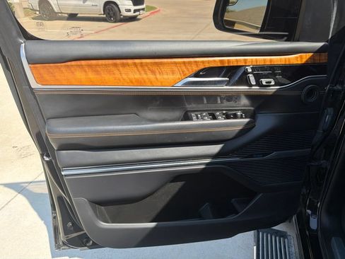 Used 2022 Jeep Grand Wagoneer Series III w/ Rear Seat Video Group 1 AWD/4WD image 29